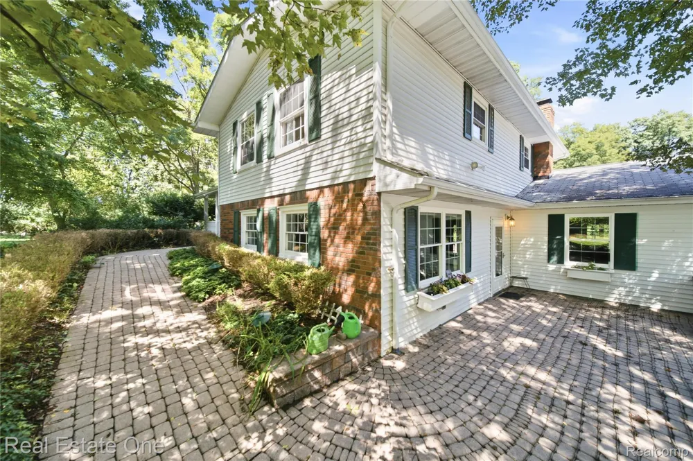11075 Shadywood Drive Brighton Township, MI 48114