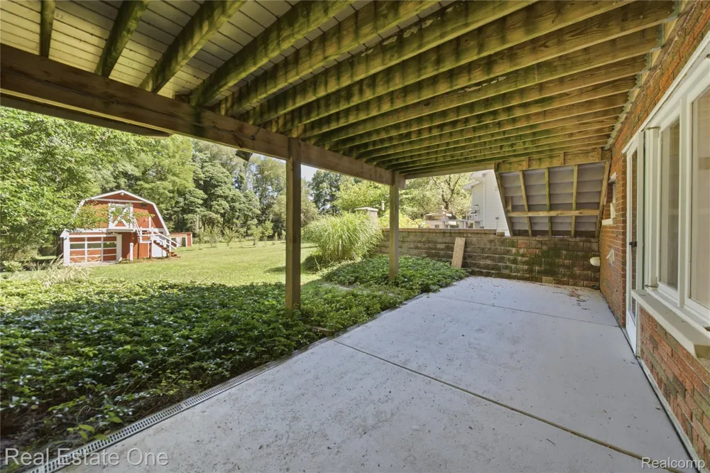 11075 Shadywood Drive Brighton Township, MI 48114