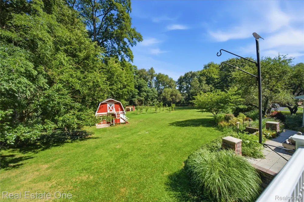 11075 Shadywood Drive Brighton Township, MI 48114