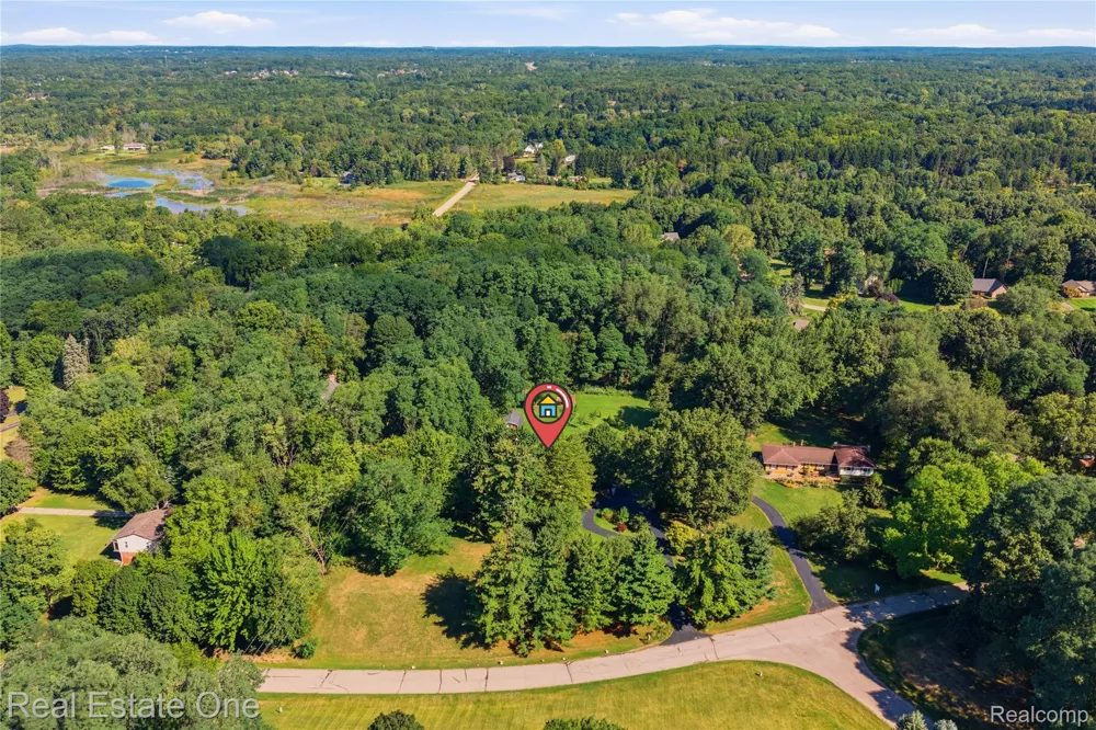 11075 Shadywood Drive Brighton Township, MI 48114