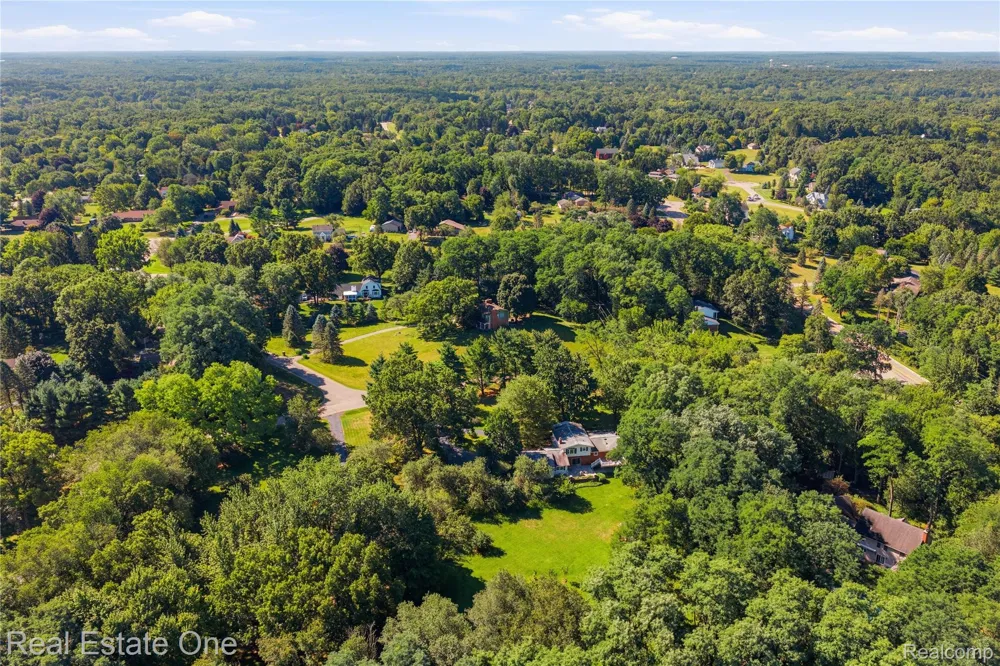 11075 Shadywood Drive Brighton Township, MI 48114