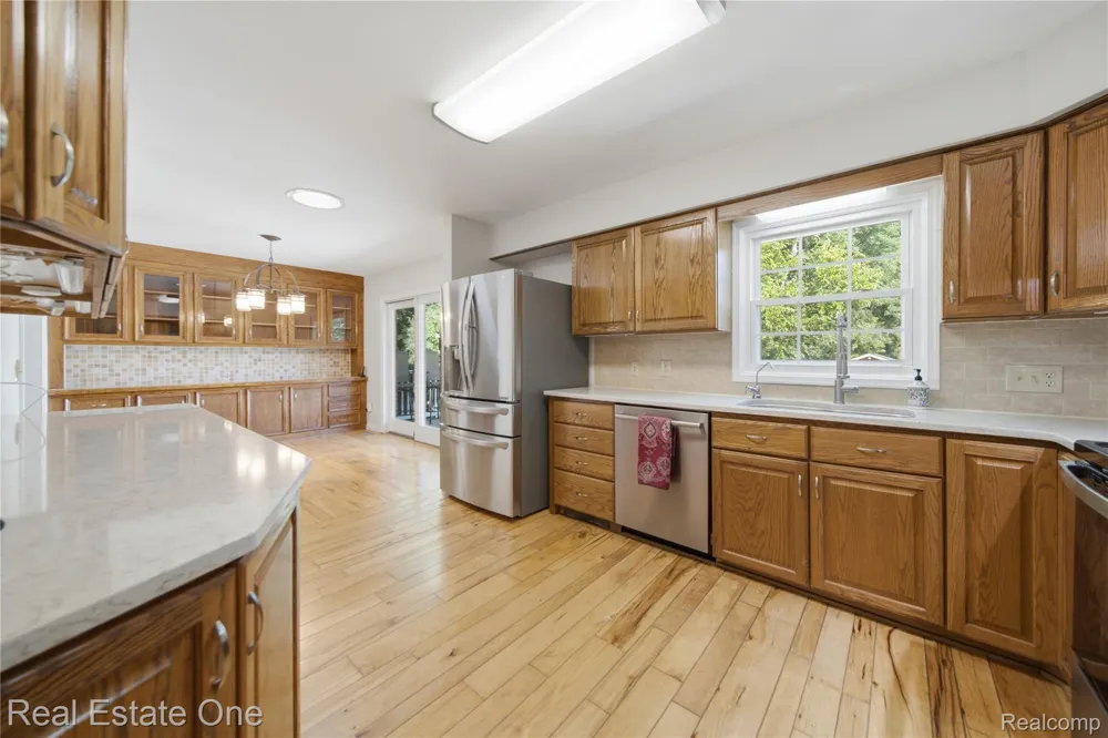 11075 Shadywood Drive Brighton Township, MI 48114