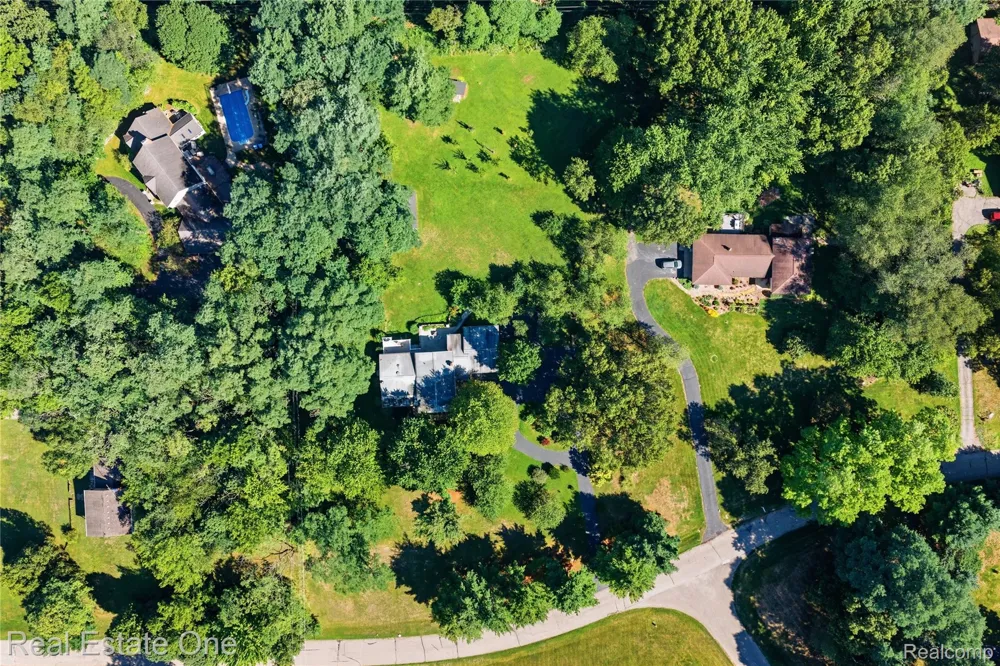 11075 Shadywood Drive Brighton Township, MI 48114
