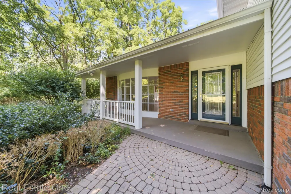 11075 Shadywood Drive Brighton Township, MI 48114