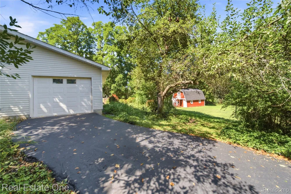 11075 Shadywood Drive Brighton Township, MI 48114