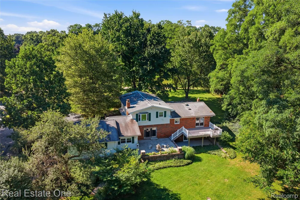 11075 Shadywood Drive Brighton Township, MI 48114
