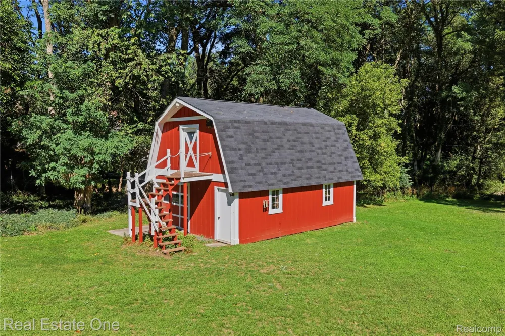 11075 Shadywood Drive Brighton Township, MI 48114