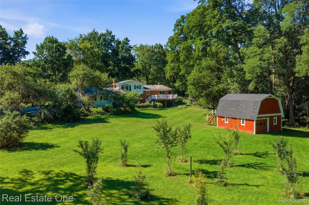 11075 Shadywood Drive Brighton Township, MI 48114