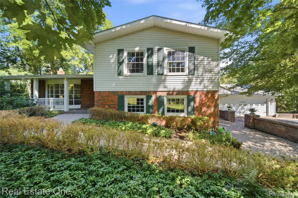 11075 Shadywood Drive Brighton Township, MI 48114