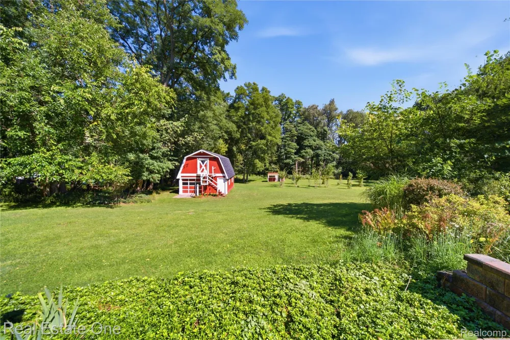 11075 Shadywood Drive Brighton Township, MI 48114