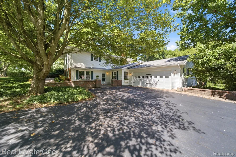 11075 Shadywood Drive Brighton Township, MI 48114