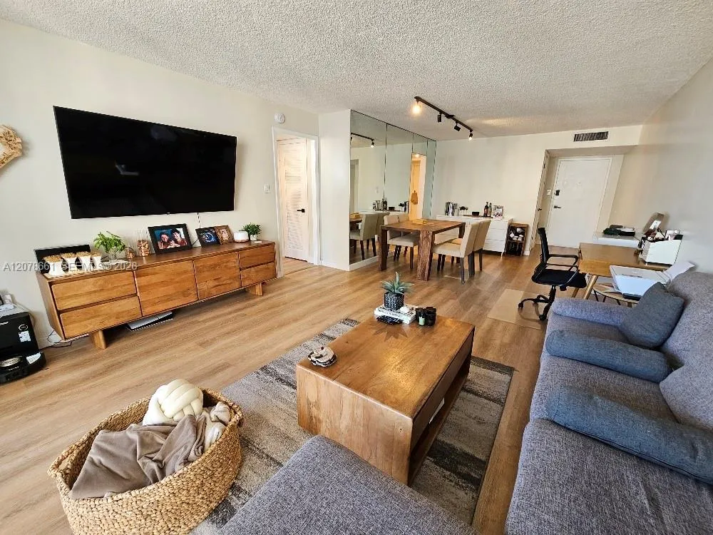18061 Biscayne Blvd #1602 Aventura, FL 33160