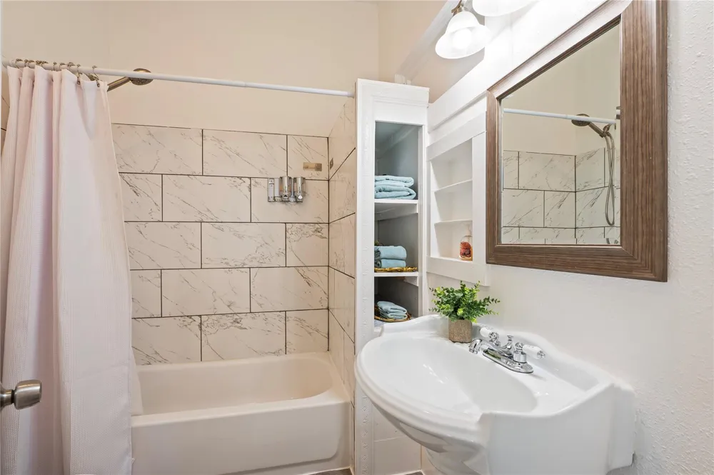 2912 Avenue N 1/2 Galveston, TX 77550