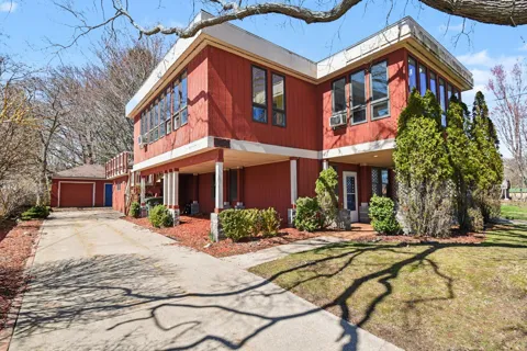 3135 Lakeshore Drive
