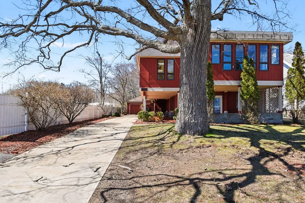 3135 Lakeshore Drive Muskegon, MI 49441