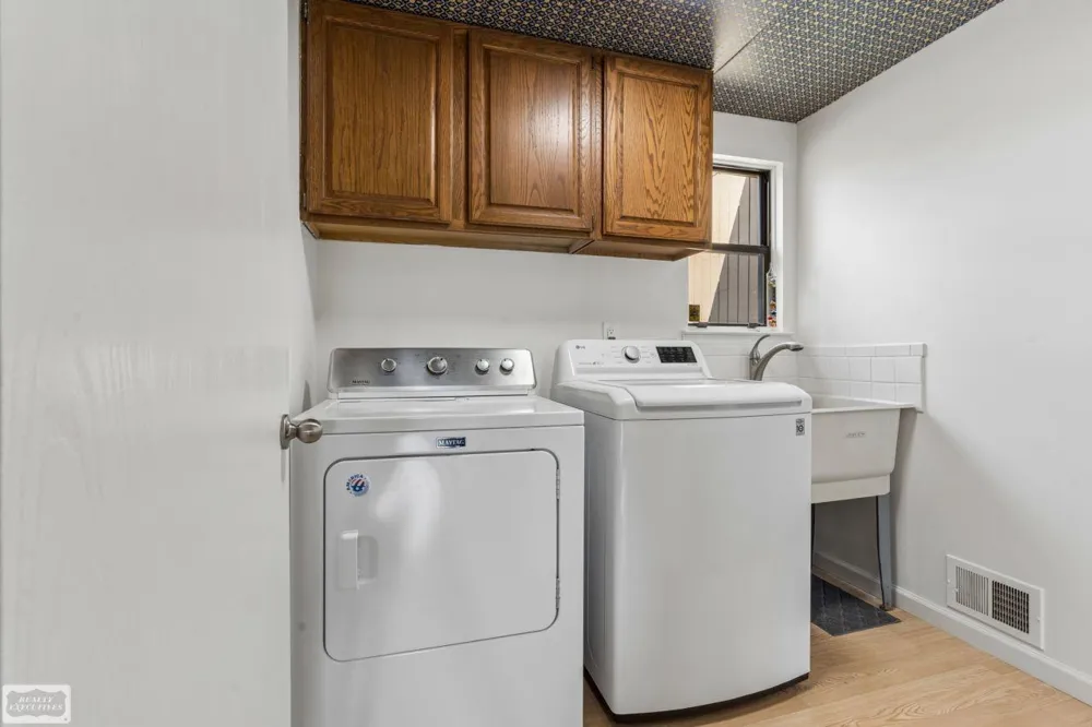 698 Tennyson Court Rochester Hills City, MI 48307