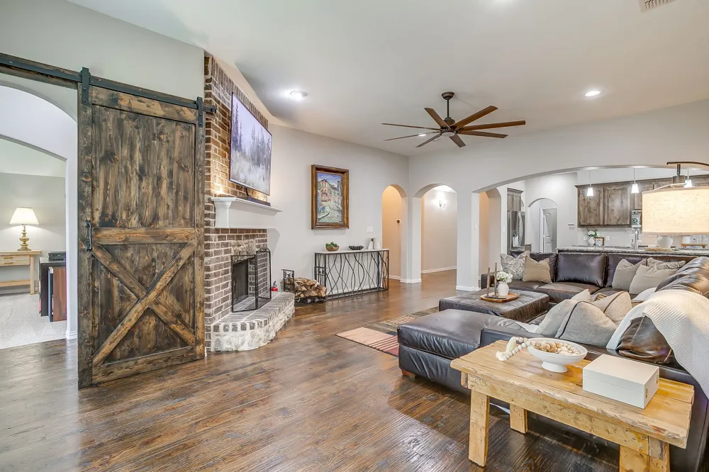 2721 Buffalo Run Burleson, TX 76028