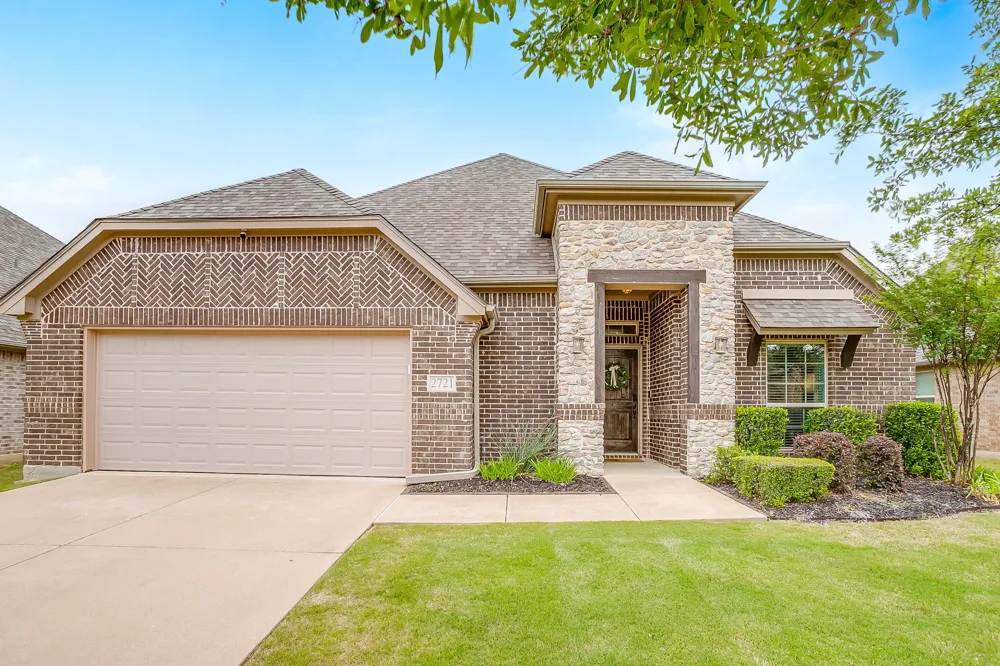 2721 Buffalo Run Burleson, TX 76028