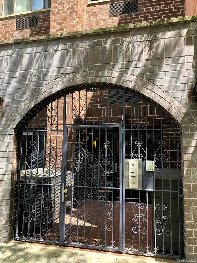 239 E 10th Street #4B New York (Manhattan), NY 10003