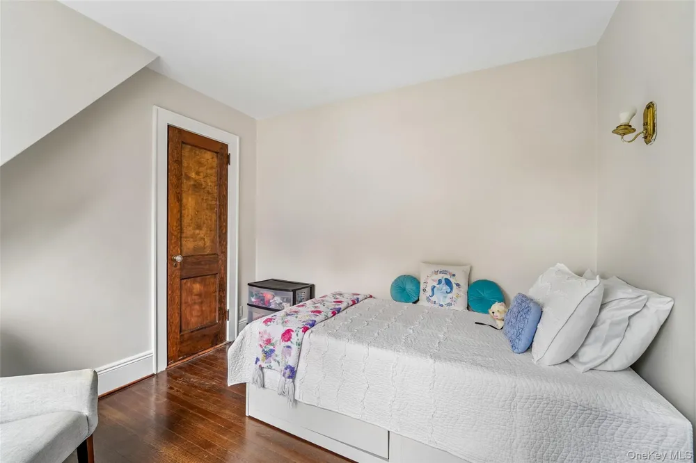 7 Parkview Court White Plains, NY 10603