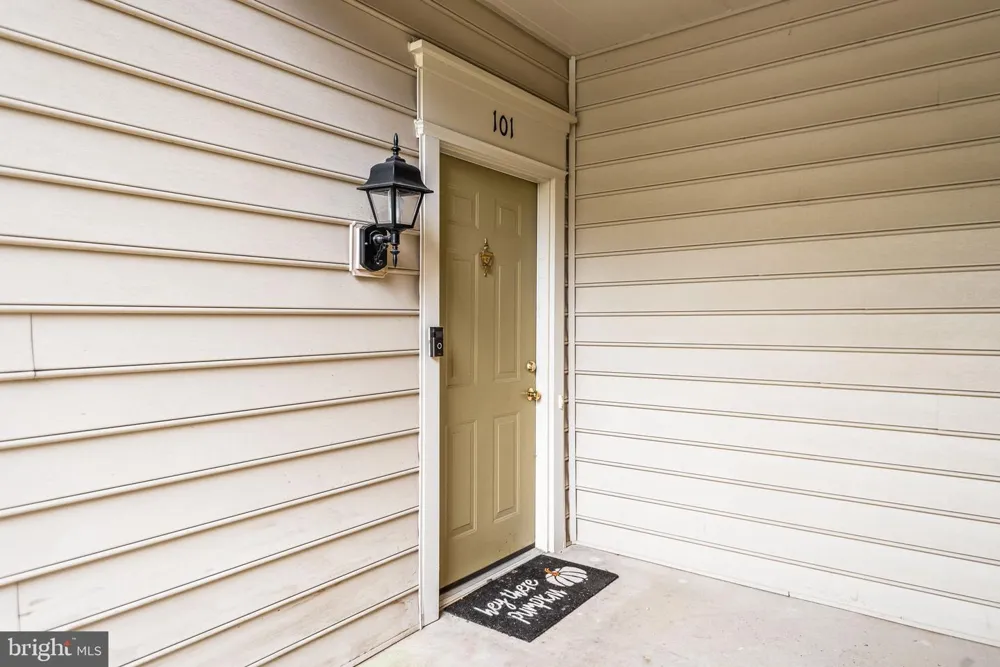 8202 CATBIRD CIRCLE #101 Lorton, VA 22079