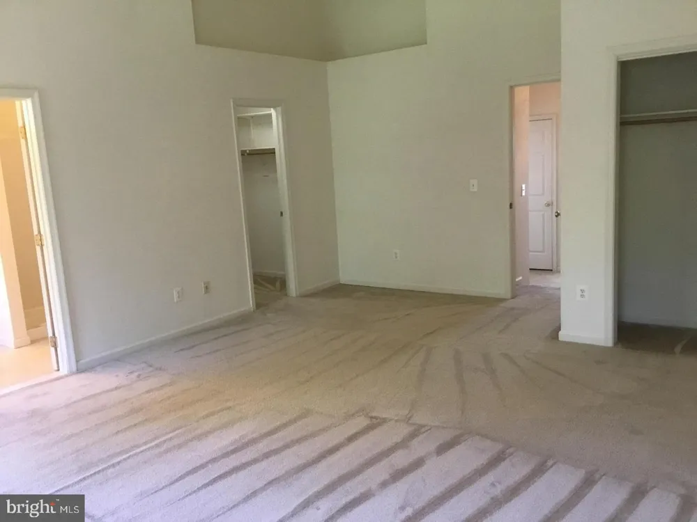 5271 BALLYCASTLE CIRCLE E Alexandria, VA 22315