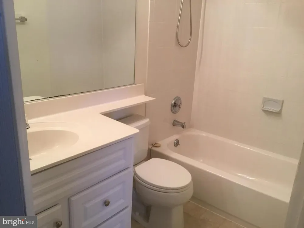 5271 BALLYCASTLE CIRCLE E Alexandria, VA 22315