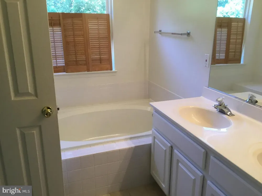 5271 BALLYCASTLE CIRCLE E Alexandria, VA 22315