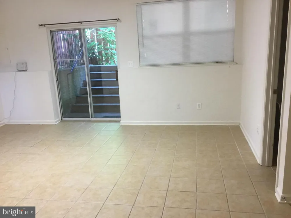 5271 BALLYCASTLE CIRCLE E Alexandria, VA 22315