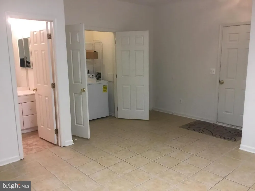 5271 BALLYCASTLE CIRCLE E Alexandria, VA 22315