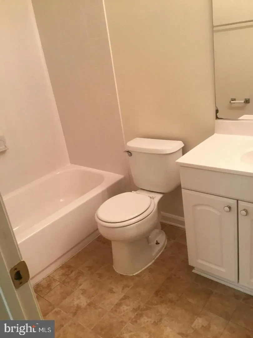 5271 BALLYCASTLE CIRCLE E Alexandria, VA 22315