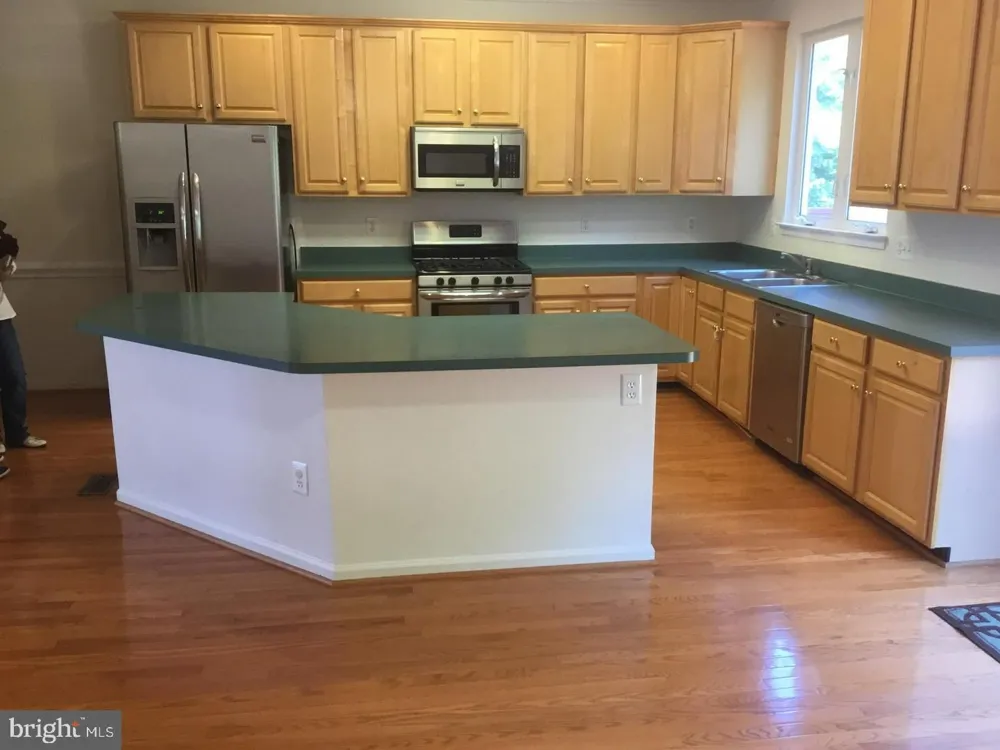 5271 BALLYCASTLE CIRCLE E Alexandria, VA 22315