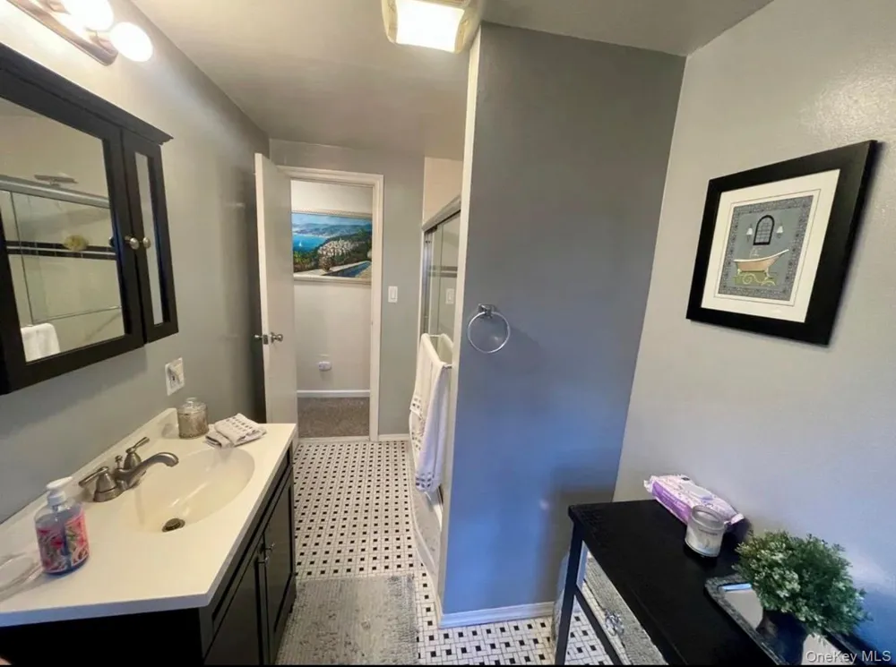 222 Centre Avenue Lindenhurst, NY 11757
