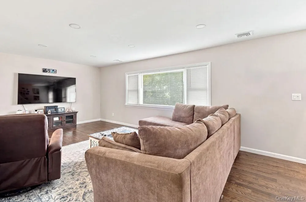 731 Muncey Road West Islip, NY 11795