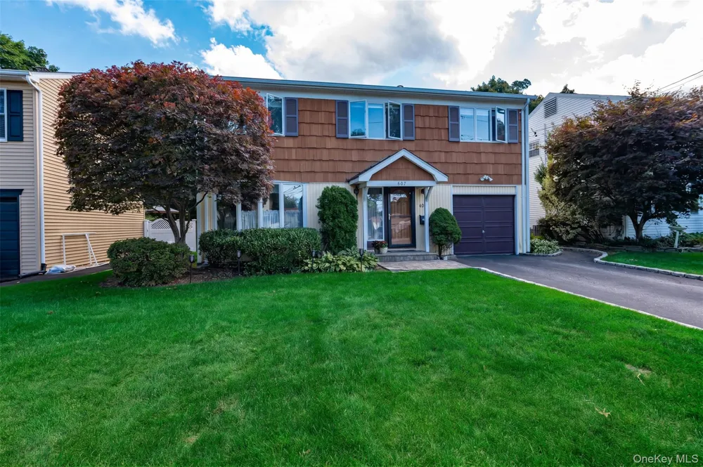 607 7th Avenue East Northport, NY 11731