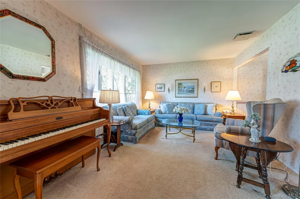 607 7th Avenue East Northport, NY 11731
