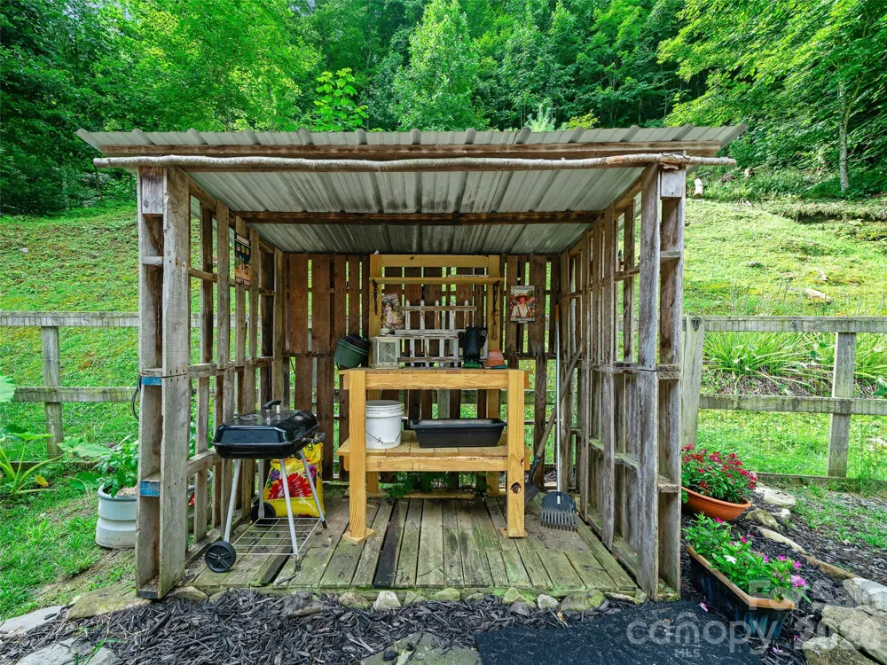1523 Roaring Fork Road Burnsville, NC 28714