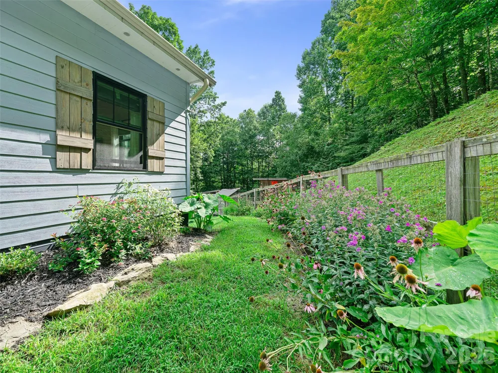 1523 Roaring Fork Road Burnsville, NC 28714