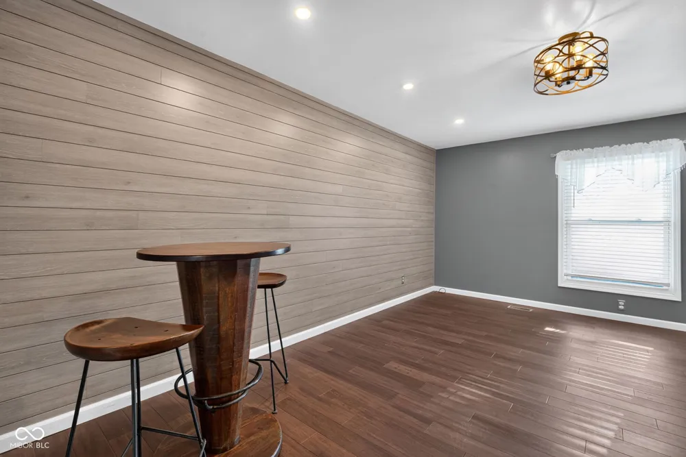 8239 25 W Fountaintown, IN 46130