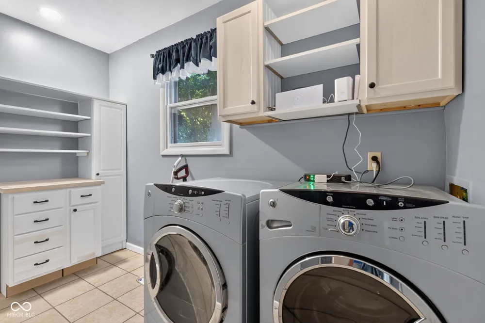 8239 25 W Fountaintown, IN 46130