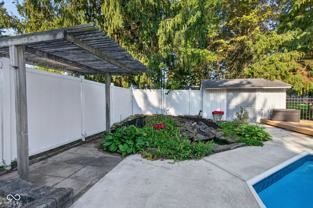 8239 25 W Fountaintown, IN 46130