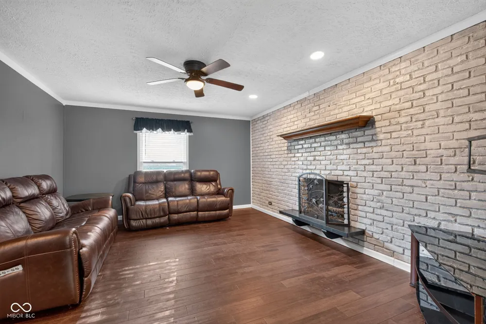 8239 25 W Fountaintown, IN 46130