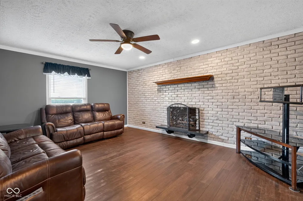 8239 25 W Fountaintown, IN 46130