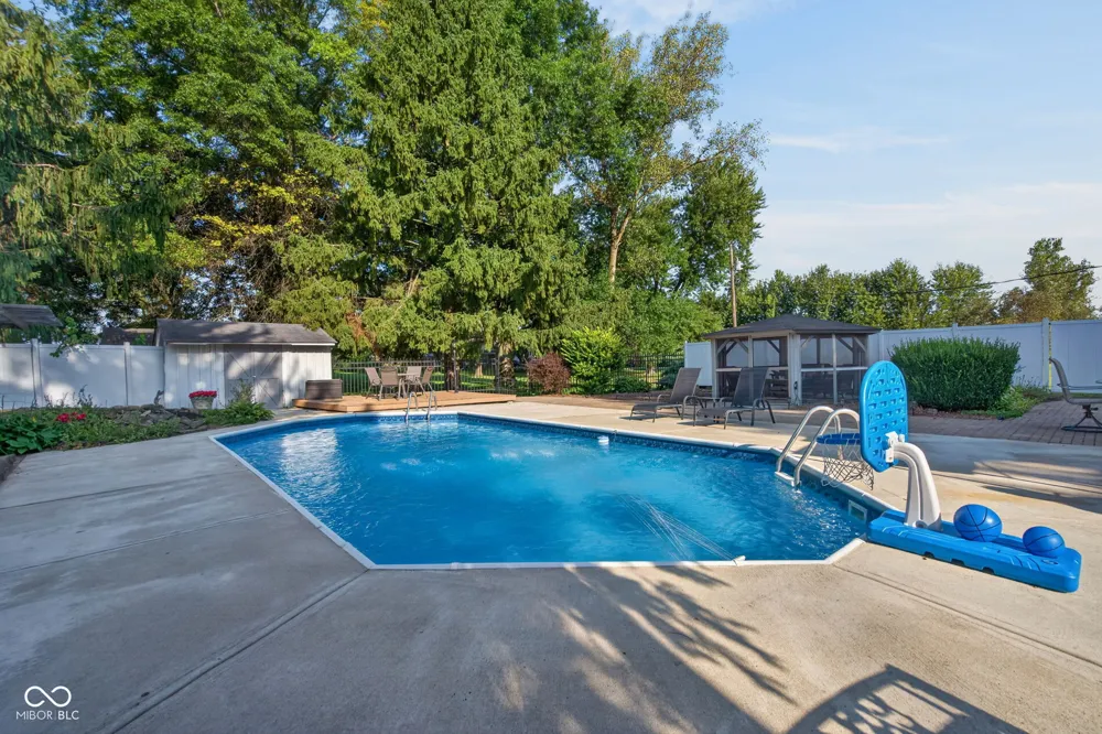 8239 25 W Fountaintown, IN 46130