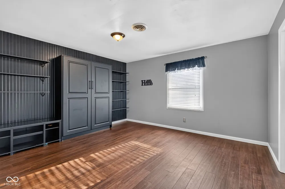 8239 25 W Fountaintown, IN 46130