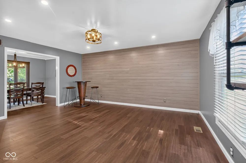 8239 25 W Fountaintown, IN 46130
