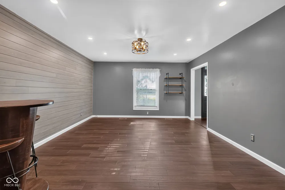 8239 25 W Fountaintown, IN 46130