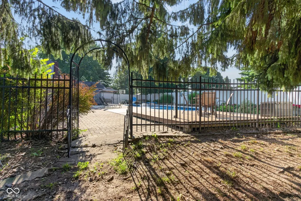 8239 25 W Fountaintown, IN 46130