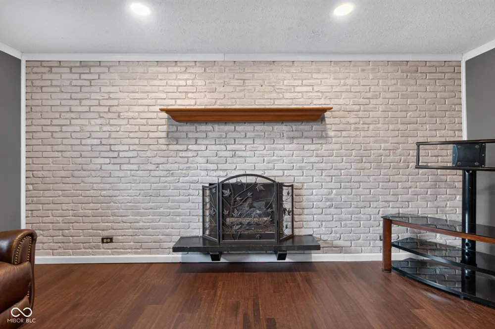 8239 25 W Fountaintown, IN 46130