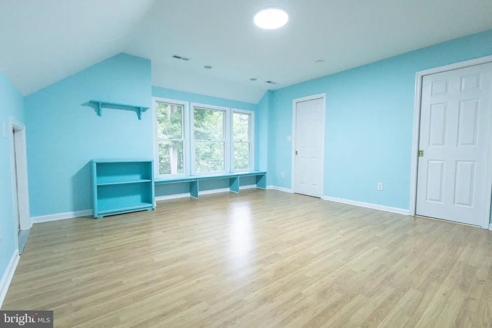 407 S WASHINGTON AVENUE Moorestown, NJ 08057